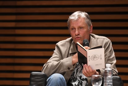 Viggo Mortensen lee poemas de su nuevo libro 'Ramas para un nido', en Buenos Aires, el 9 de julio.