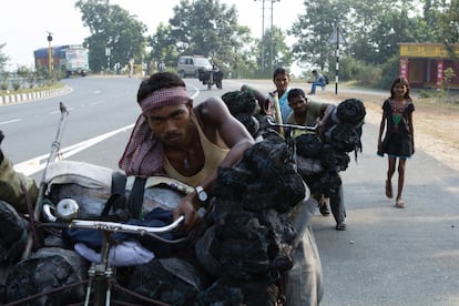 El estudio de XLRI señala que 33.000 cyclewallah -hombres en bicicleta- transportan carbón ilegal a diario por las carreteras de Jharkhand. Ganan 1.000 rupias (13 euros) por cada tonelada.