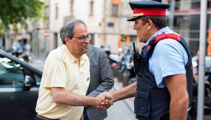 Quim Torra saluda un mosso, diumenge a Terrassa.