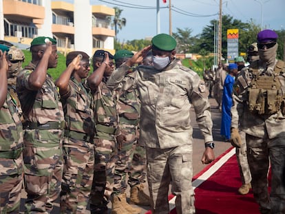 El coronel Assimi Goita, presidente de Malí, durante una ofrenda floral en el monumento de la Independencia en Bamako el pasado 22 de septiembre.