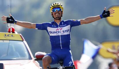 El ciclista francés Julian Alaphilippe celebra su victoria de la décima etapa del Tour de Francia 2018.