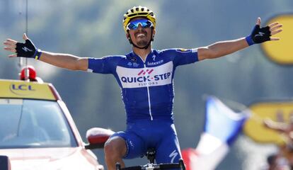 El ciclista francés Julian Alaphilippe celebra su victoria de la décima etapa del Tour de Francia 2018.