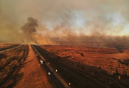 Las nubes de humo se elevan a una gran altura, en esta vista aérea de una carretera cercana a los incendios.