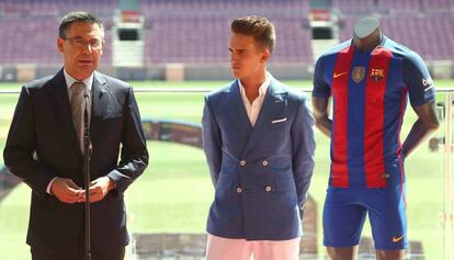 Bartomeu, en la presentación de Denis Suárez, con la camiseta del Barça sin patrocinador.