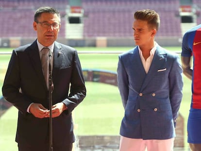 Bartomeu, en la presentaci&oacute;n de Denis Su&aacute;rez, con la camiseta del Bar&ccedil;a sin patrocinador. 