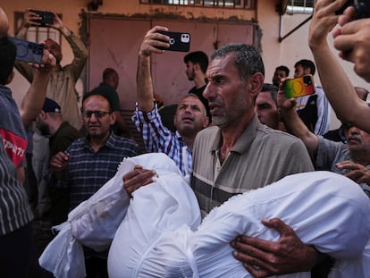Mohammad Nassar lleva el cuerpo de su sobrino Jana Nassar, muerto en un ataque aéreo del ejército israelí sobre la Franja de Gaza, durante su funeral en el Hospital Al-Aqsa de Deir al-Balah, Gaza, martes 20 de mayo de 2025. (AP Photo/Abdel Kareem Hana)
Associated Press / LaPresse
Only italy and spain
