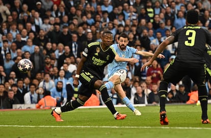 El mediocentro portugués del Manchester City, Bernardo Silva, abre el marcador. 