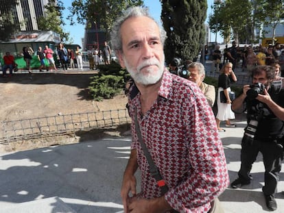 Willy Toledo leaves court in Madrid on Thursday morning.