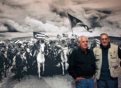 Los fotógrafos Roberto Salas y Liborio Noval, junto a una de las obras que expone el IVAM.