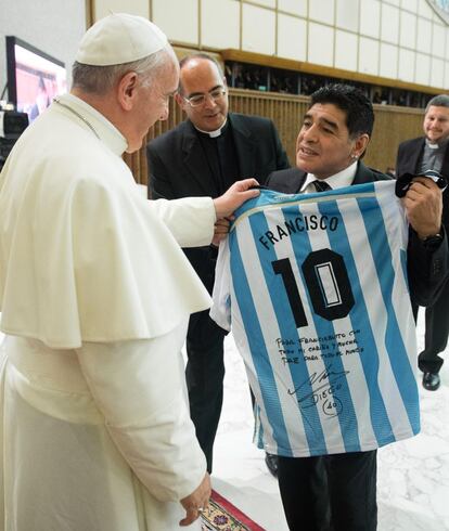 Diego Armando Maradona regala al papa Francisco la camiseta de la selección argentina con su nombre durante un encuentro en el Vaticano.