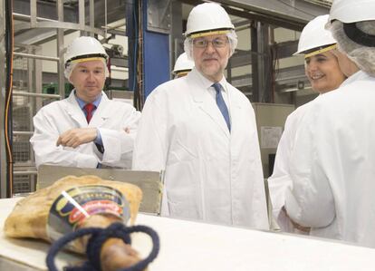 Rajoy, ayer en la fábrica de Campofrío.