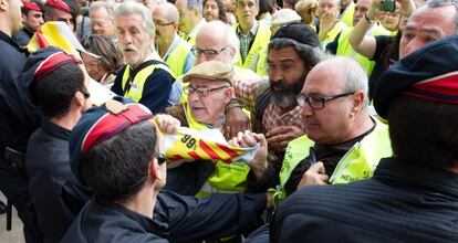 Forcejeo entre los Mossos y los "yayoflautas" cuando han intentado entrar en el Palau de la Generalitat
