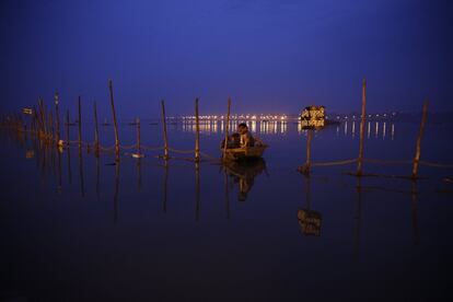 Un barquero espera a los devotos en Sangam, en la confluencia de los ríos Ganges y Yamun durante la tradicional feria anual llamada "Magh Mela" en Allahabad, India. Se espera que cientos de miles de devotos hindúes tomen baños sagrados en dicha confluencia.
