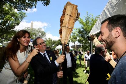 La consejera de Cultura, Laura Borràs, y el presidente de la Generalitat, Quim Torra, en Washington el pasado jueves.