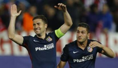 Koke y Gabi festejan el triunfo.