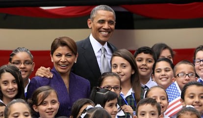 Obama y Chinchilla posan con niños en San José.
