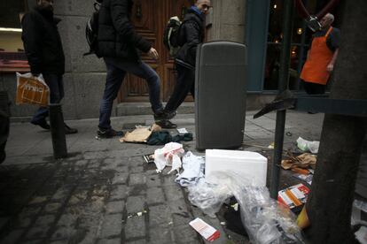 Además de la habitual reducción de empleados —desde la entrada en vigor del contrato licitado por Ana Botella (PP) en 2013 hay 2.000 trabajadores menos—, durante dos días 270 trabajadores de las empresas Valoriza-Sacyr y OHL-Ascan se vieron afectados por un ERTE (Expediente de Regulación Temporal de Empleo) que los mandaba al desempleo. En la imagen, basuran en una calle del centro de Madrid.