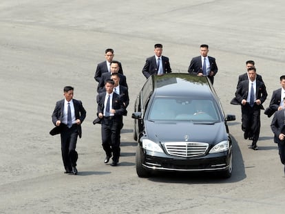 Una docena de guardaespaldas corren junto al automóvil del líder de Corea del Norte, Kim Jong-un, tras una sesión matutina de la cumbre con el presidente de Corea del Sur, Moon Jae-in, en la aldea de la tregua de Panmunjom en 2018.