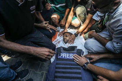 Palestinos lloran la muerte de un periodista en un ataque israelí contra el Hospital Nasser en Jan Yunis, este lunes.