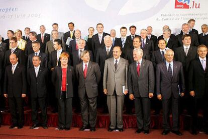 Foto de familia de los representantes de los 25 países de la Unión Europea y de la Comisión durante la cumbre celebrada estos días en Bruselas.