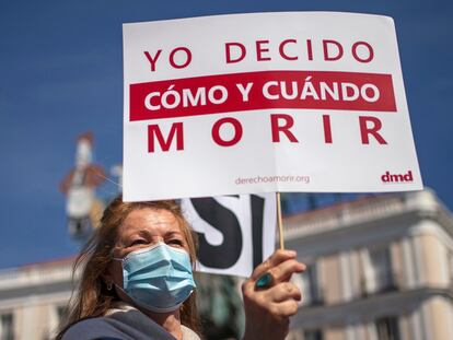 Miembros de la asociación Derecho a Vivir Dignamente, concentrados el 25 de junio de 2021 en Madrid para celebrar la entrada en vigor de la ley de eutanasia.