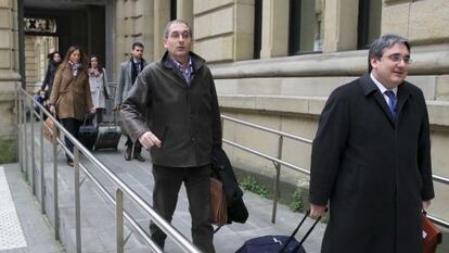 José María Bravo, en el centro, sale de la Audiencia de Gipuzkoa tras declarar como imputado en el fraude de Irún.