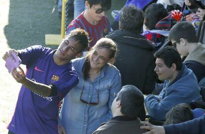 Neymar, en el Miniestadi, se hace una foto con una aficionada.