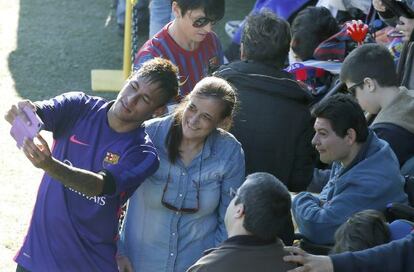 Neymar, en el Miniestadi, se hace una foto con una aficionada. 