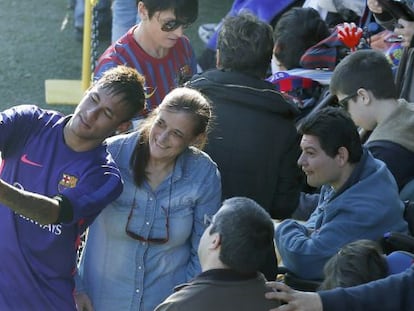 Neymar, al Miniestadi, es fa una foto amb una aficionada.