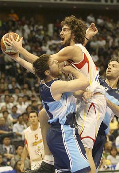 Gasol entra a canasta ante la oposición de Nocioni.