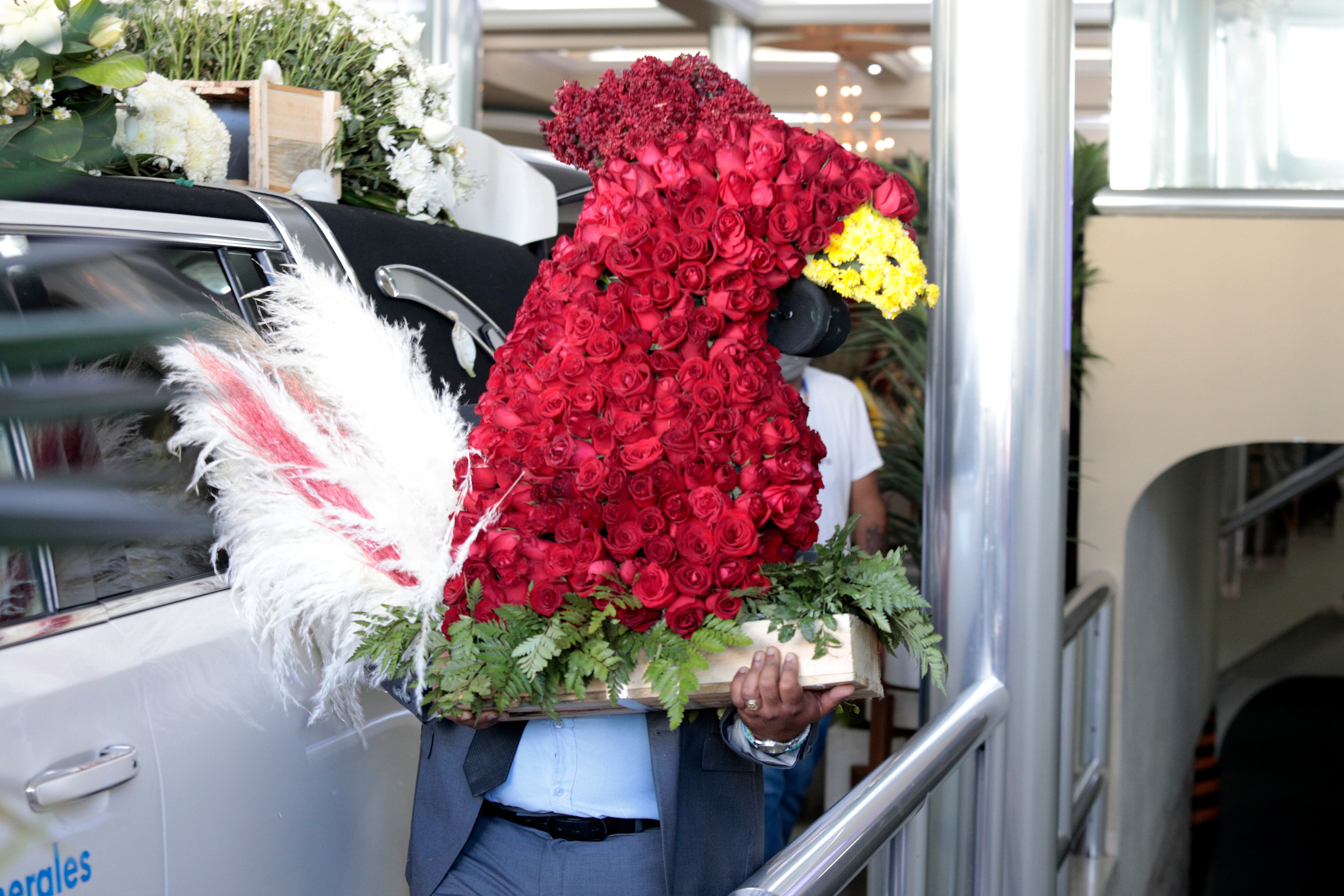 Un ataúd dorado, un gallo hecho de flores, un país que bebe leyendas