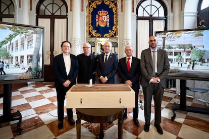 Foto de la presentación oficial del proyecto. De izquierda a derecha, Jose Antonio Castro, presidente de Hesperia; David Chipperfield, arquitecto; Francisco de la Torre, alcalde de Málaga; Carlos Rubio, presidente de la Autoridad del Puerto de Málaga, y Abdulla Al Darwish, representante del fondo catarí Al Alfia