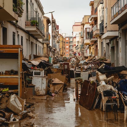 Noviembre 2024 - Reportaje de perfiles de la Dana de Valencia - ©Joseph Fox       ----PIEFOTO----     Una calle a la espera de las excavadoras el 3 de noviembre.