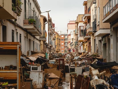 Noviembre 2024 - Reportaje de perfiles de la Dana de Valencia - ©Joseph Fox ----PIEFOTO---- Una calle a la espera de las excavadoras el 3 de noviembre.