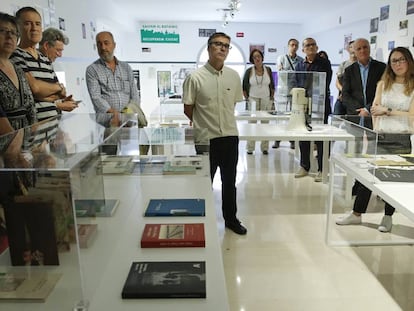 Los organizadores y protagonistas de la exposici&oacute;n &#039;Testigos de la ciudad&#039;.