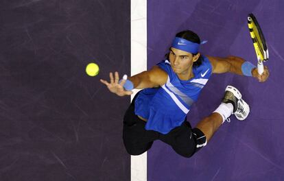 Rafa Nadal se dispone a servir durante su partido contra Andy Murray en el torneo del Masters Series de Madrid, el 18 de octubre de 2007. A sus 29 años ha ganado 14 títulos de Grand Slam y nueve Roland Garros, entre otras competiciones.