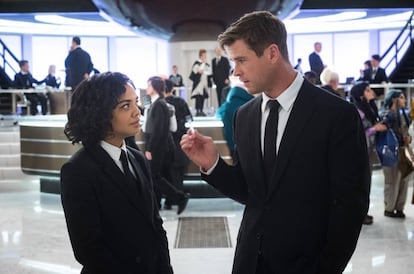 Tessa Thompson y Chris Hemsworth en una escena de 'Men in black: international'.