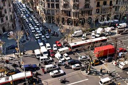 Atasco en la confluencia de la calle de Consell de Cent y el paseo de Grácia de Barcelona como consecuencia de la concentración de taxistas, ayer a mediodía.