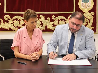 El presidente del Parlamento de Navarra, Unai Hualde, y la socialista María Chivite durante la firma este miércoles en la cámara Foral de la propuesta para que Chivite sea investida como presidenta del Gobierno de Navarra.