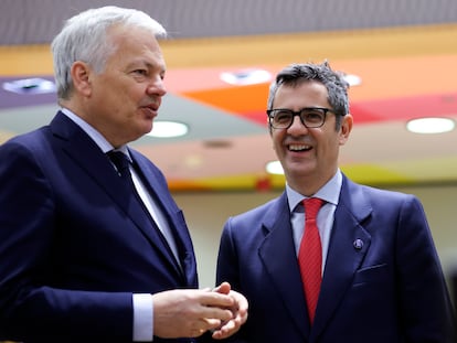 El comisario de Justicia, Didier Reynders, y el ministro de la Presidencia, Félix Bolaños, el pasado mes de diciembre en Bruselas.