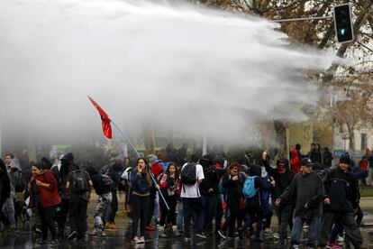 Chile vive una de las crisis políticas más profundas de las últimas décadas, provocada por la explosión de escándalos de corrupción. Michelle Bachelet, ha asegurado en una entrevista a EL PAÍS, que busca recuperar la confianza de los ciudadanos.