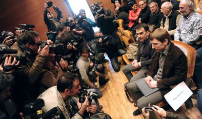 Leader of the Basque radical left Rufi Etxeberria and lawyer Iñigo Iruin, at today's presentation of the "new" Batasuna.