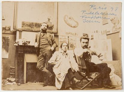 Marià Pidelaserra, Emili Fontbona y Pere Ysern en su estudio de París, entre 1899-1901.