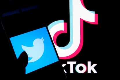 Logo de TikTok junto al de Twitter antes de cambiar a X.