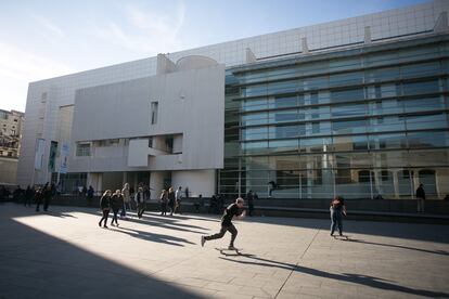 El edificio del Macba en la plaza del Àngels.
