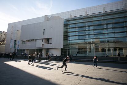 El edificio del Macba en la plaza del Àngels. 