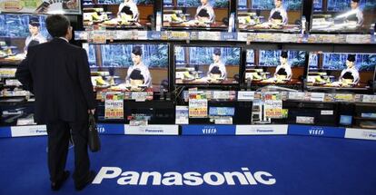Un hombre observa televisores de Panasonic en una tienda de Tokio