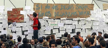 Los carteles han sido uno de los emblemas del Movimiento 15-M, que ha empapelado andamios, farolas, quioscos, fachadas y hasta la estación de metro y ferrocarril con frases como "No hay pan para tanto chorizo" o "Si no nos dejáis soñar, no os dejaremos dormir".