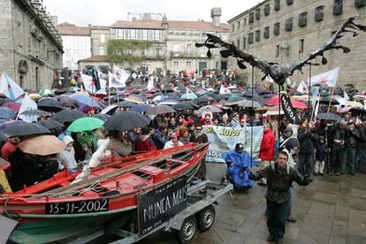 Manifestación de Nunca Máis en las calles de Santiago de Compostela por el aniversario del <i>Prestige.</i>