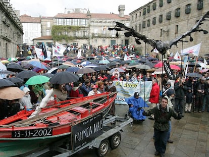 Manifestación de Nunca Máis en las calles de Santiago de Compostela por el aniversario del <i>Prestige.</i>